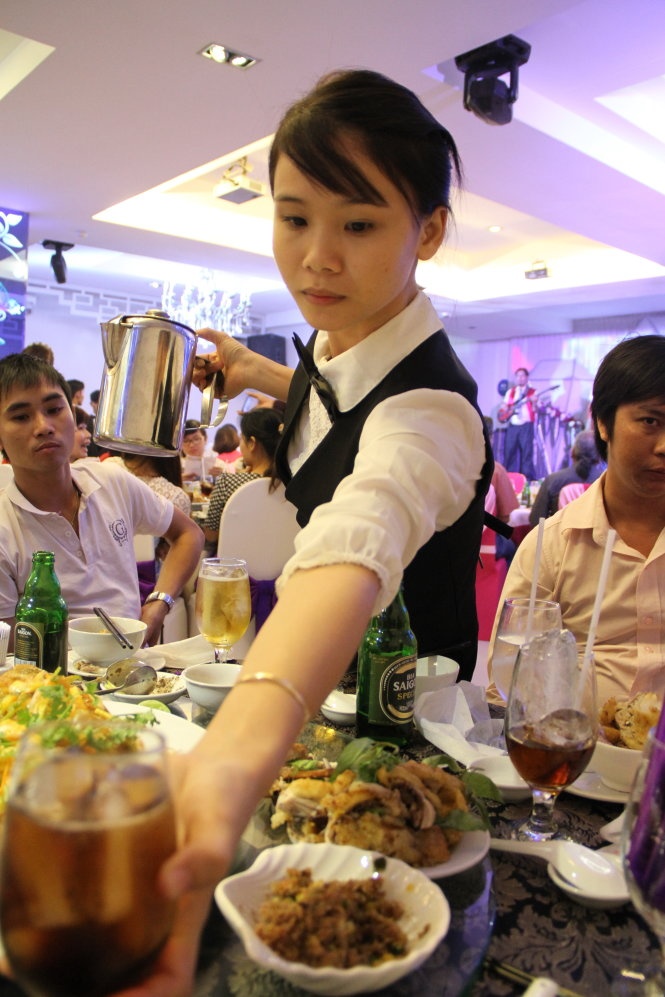 Phục vụ nhà hàng tiệc cưới là công việc quen thuộc của sinh viên trong dịp hè với mức lương từ 70.000 - 90.000 đồng/ ca