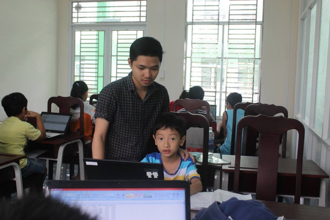 Bạn Trung Duy đang dạy tin học cho học sinh tiểu học tại Nhà Thiếu nhi tỉnh Bình Dương