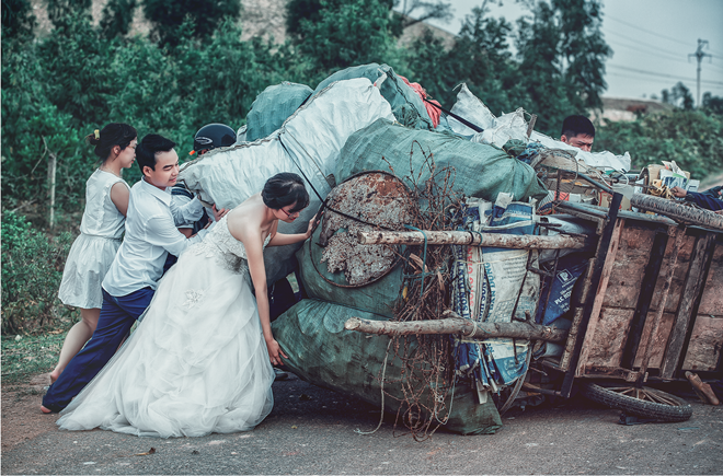 Khoanh khac dep cua cap doi Ha Tinh gay chu y tren mang hinh anh