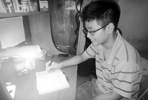 Nam luôn chăm chỉ học bài. Ảnh: Giáo dục và Thời đại