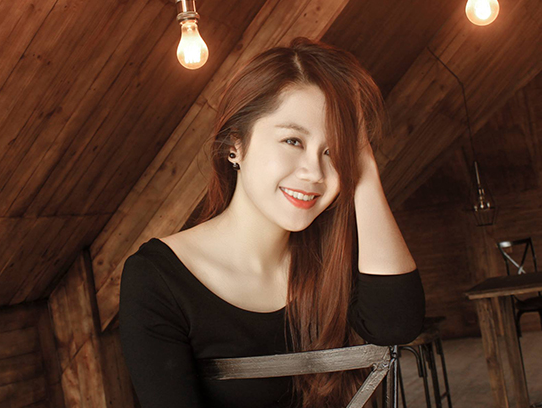 Hoa khoi Ngoai giao xinh dep dam me tu thien hinh anh