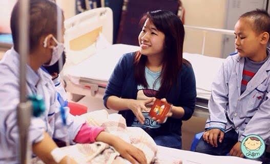 Huyền tâm sự: “Khi gặp gỡ trẻ con, bao nhiêu stress công việc như tan biến hết. Bởi không có gì xấu xa trong tâm hồn các em và trong lớp học tình thương Chạm”.