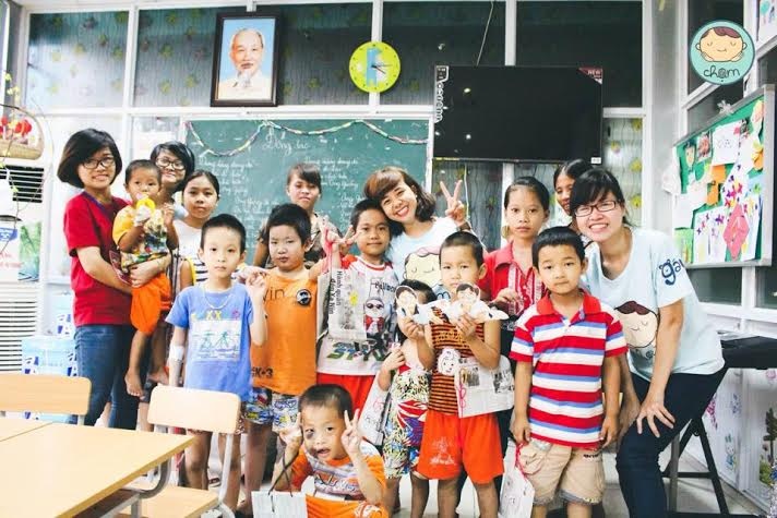 Lê Minh Huyền (đứng giữa) trong buổi hướng dẫn múa hát cho các em nhỏ Viện Nhi Hà Nội.