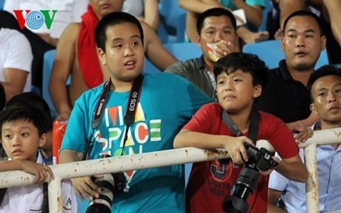 Đỗ Nhật Nam theo dõi trận cầu ĐT Việt Nam - Man City trên sân Mỹ Đình. Ảnh: VOV