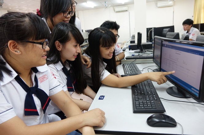 Bạn có thể nói tiếng Anh với bạn bè, thầy cô hoặc tìm những người bạn trên mạng để giao tiếp