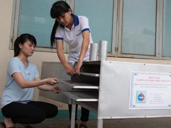 Sinh vien che tao lo lam banh '2 trong 1' hinh anh