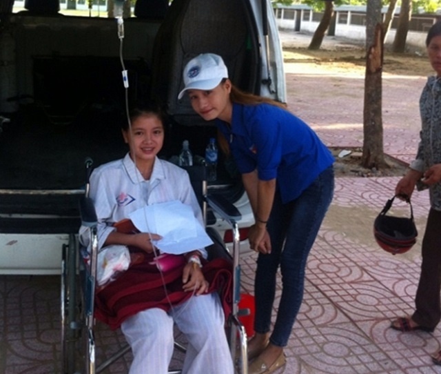 Nu sinh di thi bang xe cuu thuong duoc 20,75 diem hinh anh