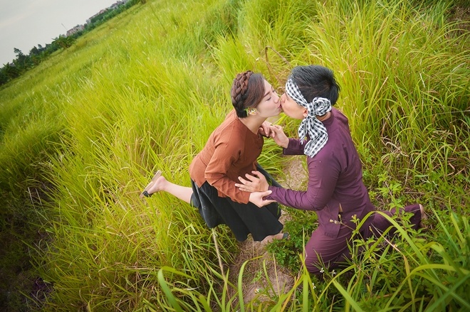 Chủ nhân của bộ ảnh cưới này là chú rể Phạm Hữu Hưng (sinh năm 1988, quê Hà Nội) và cô dâu Phạm Thu Bích (sinh năm 1991, quê Thái Bình). Cả hai hiện đang làm cùng công ty cổ phần cao su Hà Nội.