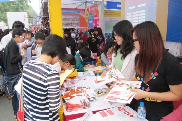 Thi sinh boi roi vi moi truong xet tuyen mot kieu hinh anh