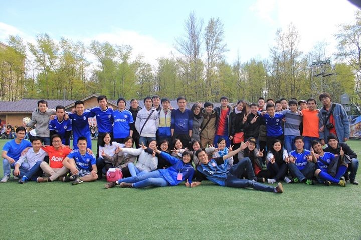 Du hoc sinh dung cho nguoi khac den cuu hinh anh