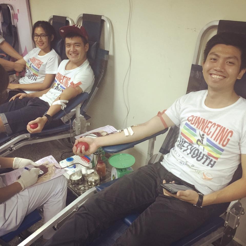 Cuối chương trình, nhiều du học sinh tham gia hiến máu ngay tại viện huyết học