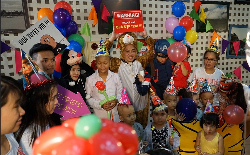 Du hoc sinh to chuc chuong trinh tu thien cho benh nhi hinh anh