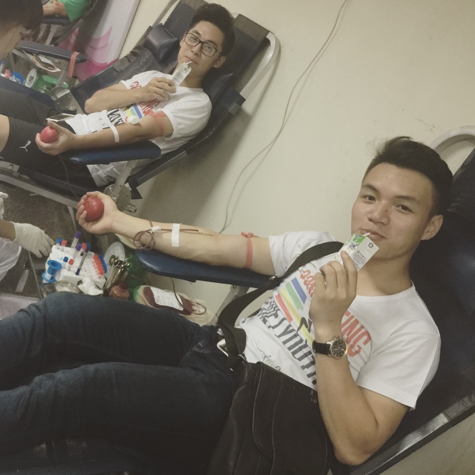 Du hoc sinh ve nuoc hien mau cuu nguoi hinh anh