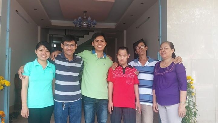 Gia đình của thầy Bá Cẩn chụp ảnh trước căn nhà vừa được sửa lại