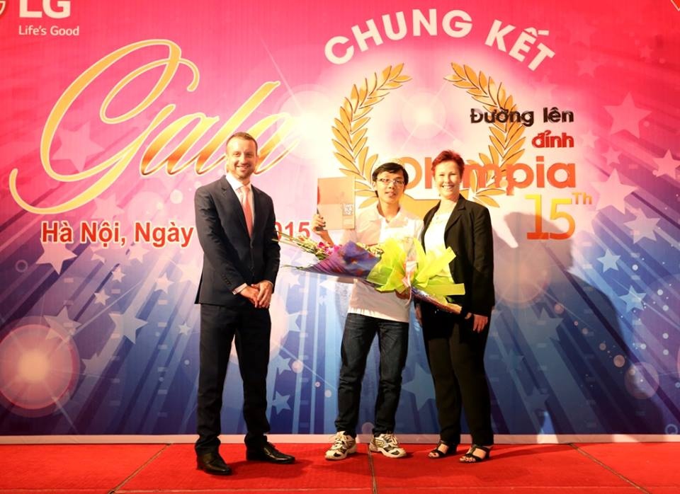 Văn Viết Đức chụp ảnh cùng ngài Phó Đại sứ và bà Melissa Banks, Giám đốc phụ trách các vấn đề quốc tế của Đại học Swinburne. Nguồn: fanpage Australia In Vietnam