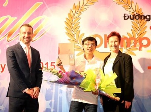 Van Viet Duc duoc Dai hoc Swinburne cap hoc bong toan phan hinh anh