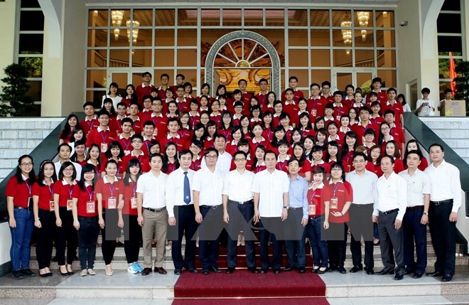 PTT Vu Duc Dam gap mat 98 thu khoa tot nghiep xuat sac hinh anh