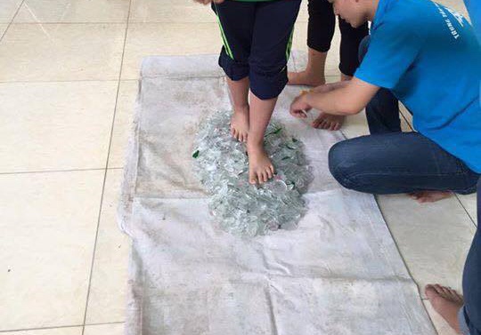 Day tre di tren thuy tinh de chung minh long dung cam? hinh anh