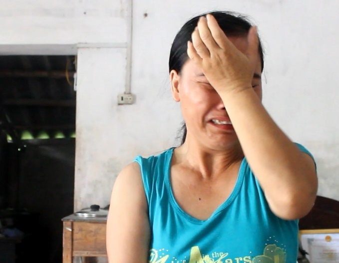 Nuoc mat nguoi me ngheo khong co tien cho con theo dai hoc hinh anh