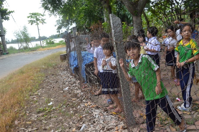Truong moi bo hoang, truong cu sap sat lo hinh anh