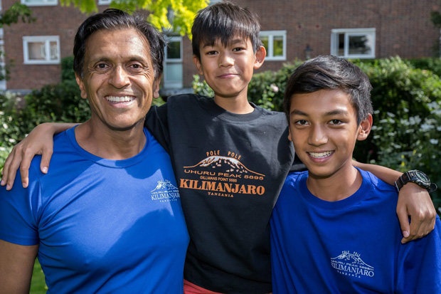 Cậu bé thực hiện hành trình chinh phục nóc nhà châu Phi cùng cha và anh trai