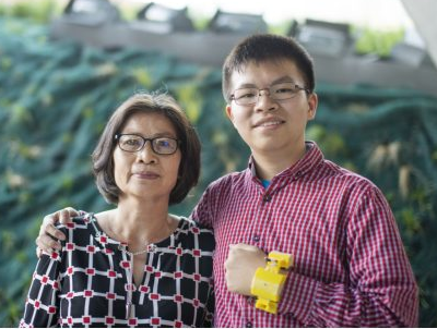 9X goc Viet phat minh thiet bi bao truy tim vi thuong me hinh anh