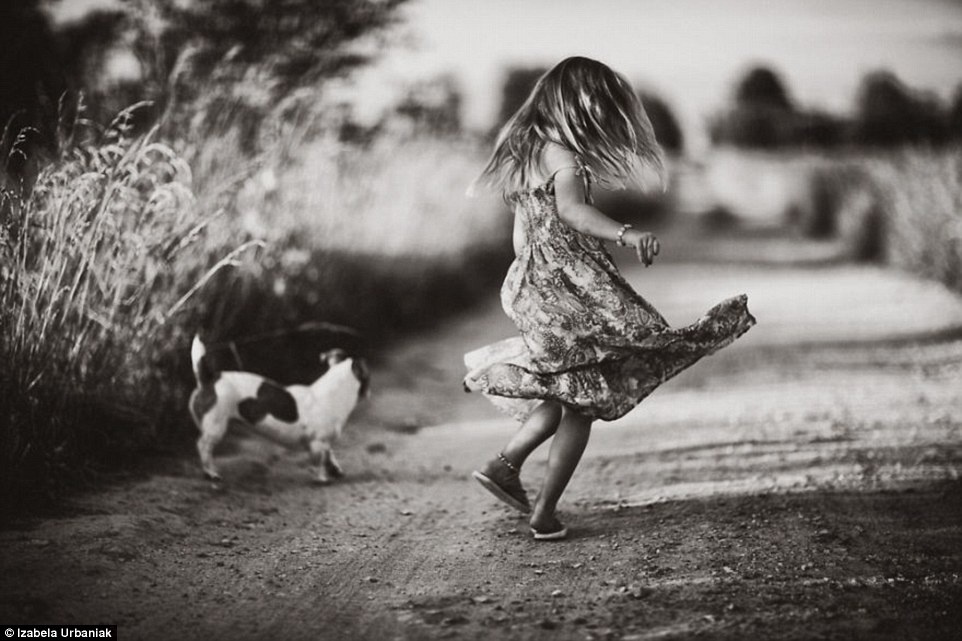 Izabela Urbaniak, một nhiếp ảnh gia người Ba Lan, mới đây, đã cho ra mắt bộ ảnh đen trắng nghệ thuật gây ấn tượng mạnh tới cộng đồng mạng. Bộ ảnh tái hiện những khoảnh khắc vui đùa, hòa mình vào thiên nhiên của các con và cháu cô trong kì nghỉ hè thu hút cộng đồng mạng trong thời gian qua. Bộ ảnh khắc họa hàng loạt hình ảnh tuyệt đẹp của những em bé hòa mình vào thiên nhiên trong kì nghỉ hè qua nhiều năm. Bộ ảnh 