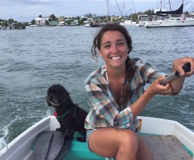 Nu sinh 9 thang vuot bien de toi truong hinh anh