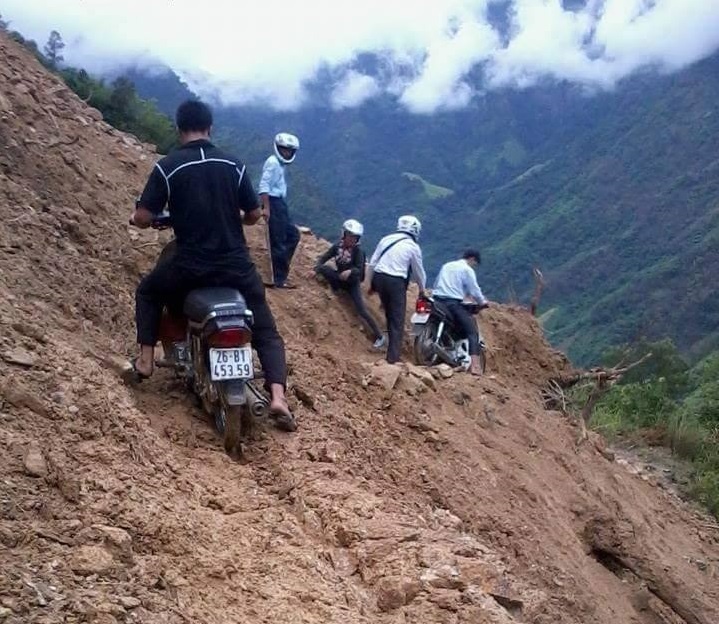 Đường đến trường của các thầy cô giáo trường nội trú Chiềng Muôn