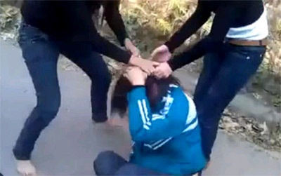 Clip nu sinh bi danh hoi dong gay buc xuc tren mang hinh anh