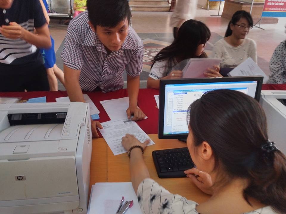 Thí sinh đến đăng ký nguyện vọng bổ sung tại ĐH Kinh doanh và Công nghệ HN ngày 7/9.