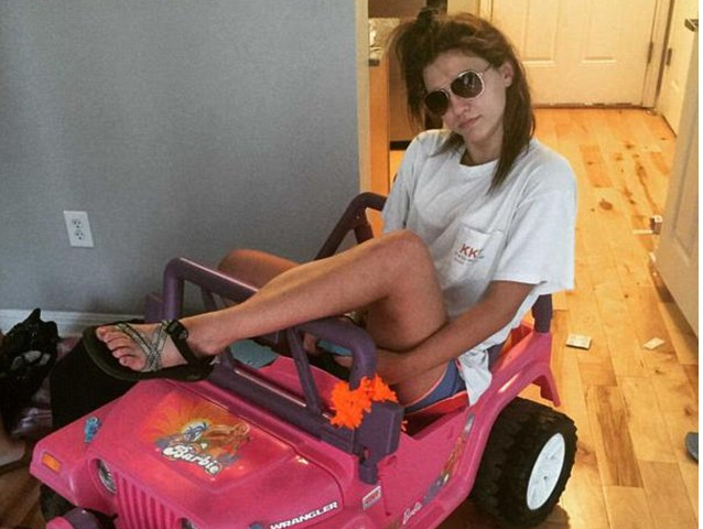 Nu sinh noi tieng nho di xe do choi den truong hinh anh