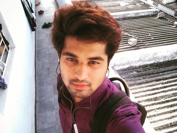 Chang trai An Do bo viec de lap ky luc chup anh selfie hinh anh