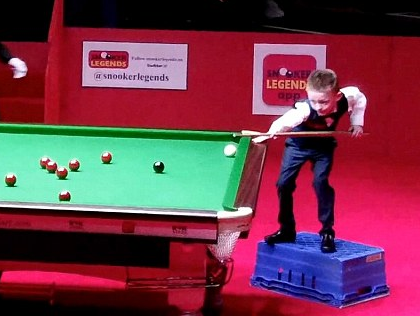 Man trinh dien bi-a cua cau be 8 tuoi thu hut dan mang hinh anh