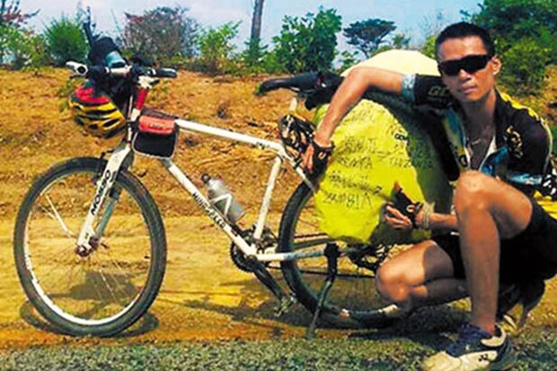 Chang trai dap xe den chau Phi sau tranh cai voi nguoi yeu hinh anh
