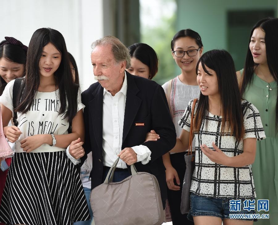 Giao su noi tieng cong dong mang vi giong Einstein hinh anh