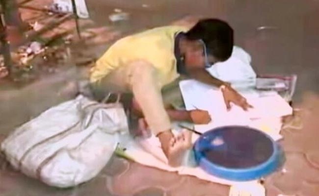 Anh cau be hoc, kiem tien ben via he khien dan mang xuc dong hinh anh