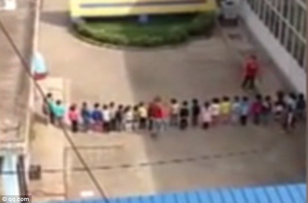 Giao vien mam non da hoc sinh gay phan no hinh anh