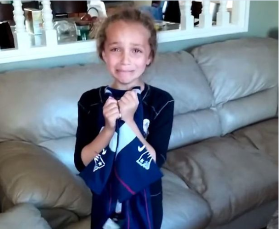 Bieu cam cua be gai khi nhan qua hut 6,7 trieu view hinh anh