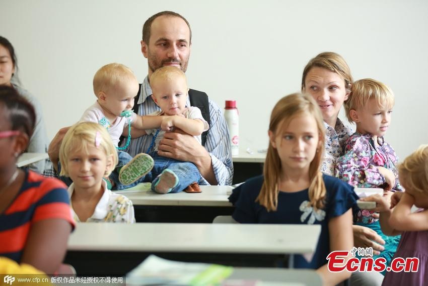 Sinh vien 36 tuoi dua vo va 6 con toi lop hinh anh