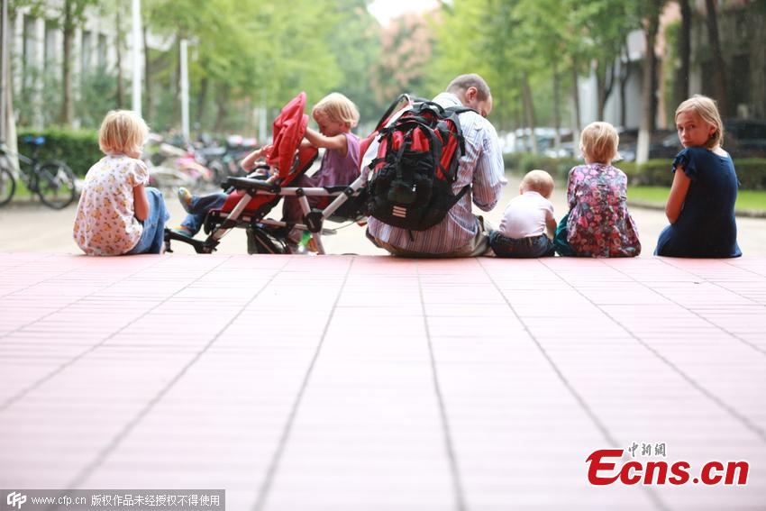 Con gái cả của Glos 10 tuổi, còn cô út mới 11 tháng.