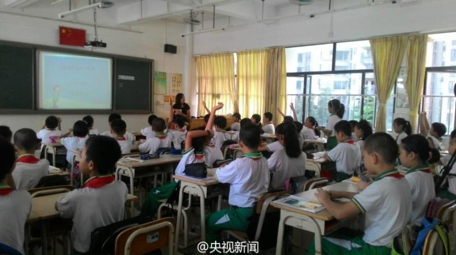 Học sinh tham gia tiết học về quản lý tiền tại một trường