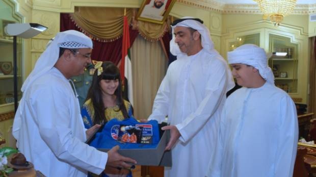 Be gai 9 tuoi tro thanh phi hanh gia tre nhat the gioi hinh anh