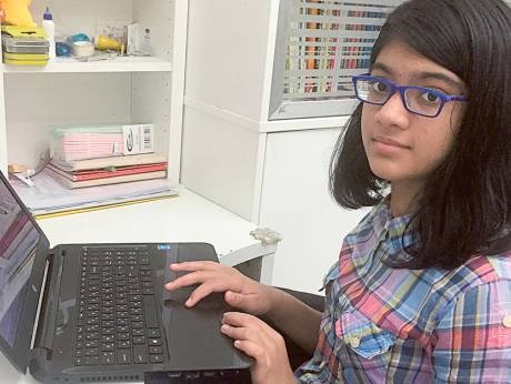 Co be 11 tuoi no luc giup do hoc sinh ngheo tren the gioi hinh anh