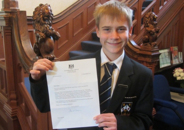 Nam sinh di bo 320 km duoc thu tuong Anh khen ngoi hinh anh