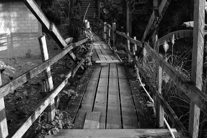 Bai toan tim cach vuot cau trong thoi gian nhanh nhat hinh anh