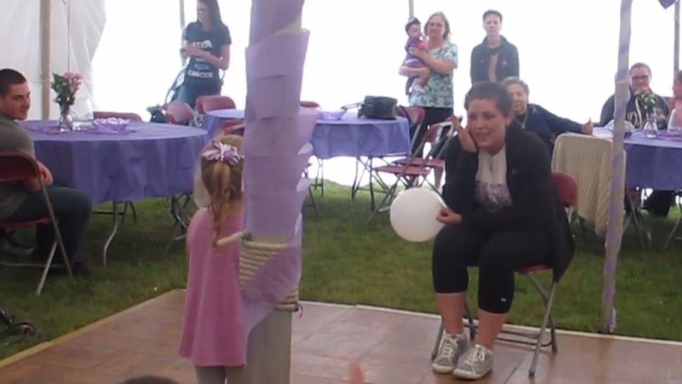 Be gai hat tang nguoi me ung thu gay xuc dong hinh anh