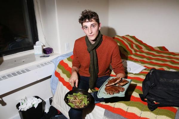 Chang trai mo nha hang ngay tai ky tuc xa hinh anh