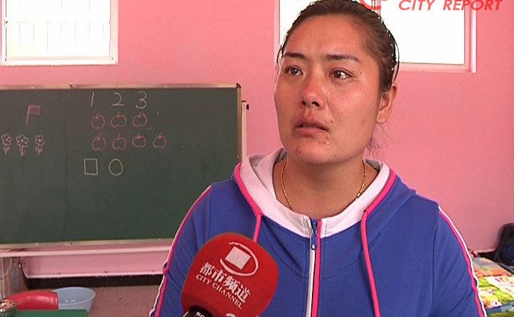 Co giao bat hoc sinh khoa than xep hinh de chup anh hinh anh