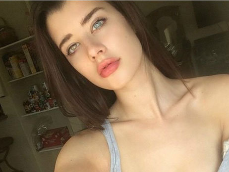 9X noi tieng nho so huu doi mat hai mau hinh anh